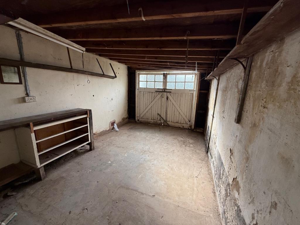 Lot: 115 - BUNGALOW FOR RENOVATION - double garage which is empty